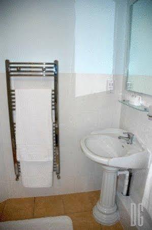 White Gates Hotel Binfield Extérieur photo