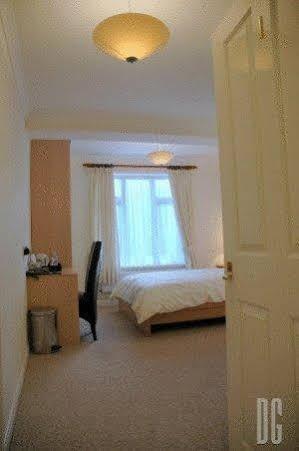 White Gates Hotel Binfield Extérieur photo