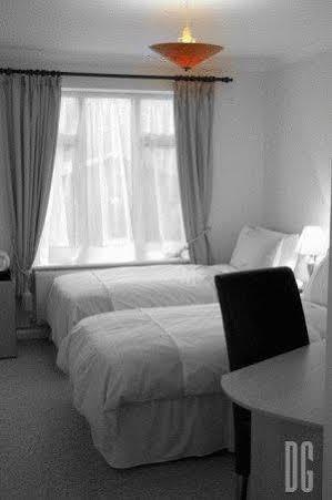 White Gates Hotel Binfield Extérieur photo