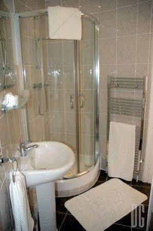 White Gates Hotel Binfield Extérieur photo