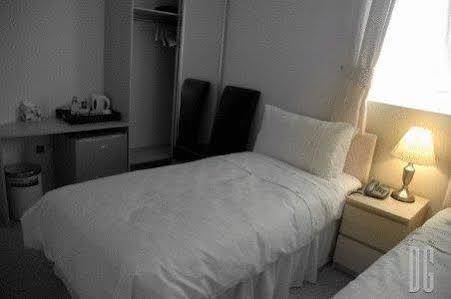 White Gates Hotel Binfield Extérieur photo